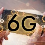 Kobieta używająca smartfona z zamknięciem systemu sieci 6G Projekt banera