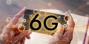 Kobieta używająca smartfona z zamknięciem systemu sieci 6G Projekt banera