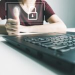 Weryfikacja informacji za pomocą odcisku palca za pomocą smartfona