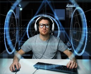 technologia, cyberprzestrzeń, programowanie i koncepcja ludzi - haker w zestawie słuchawkowym i okularach z klawiaturą komputera pc nad wirtualnymi projekcjami