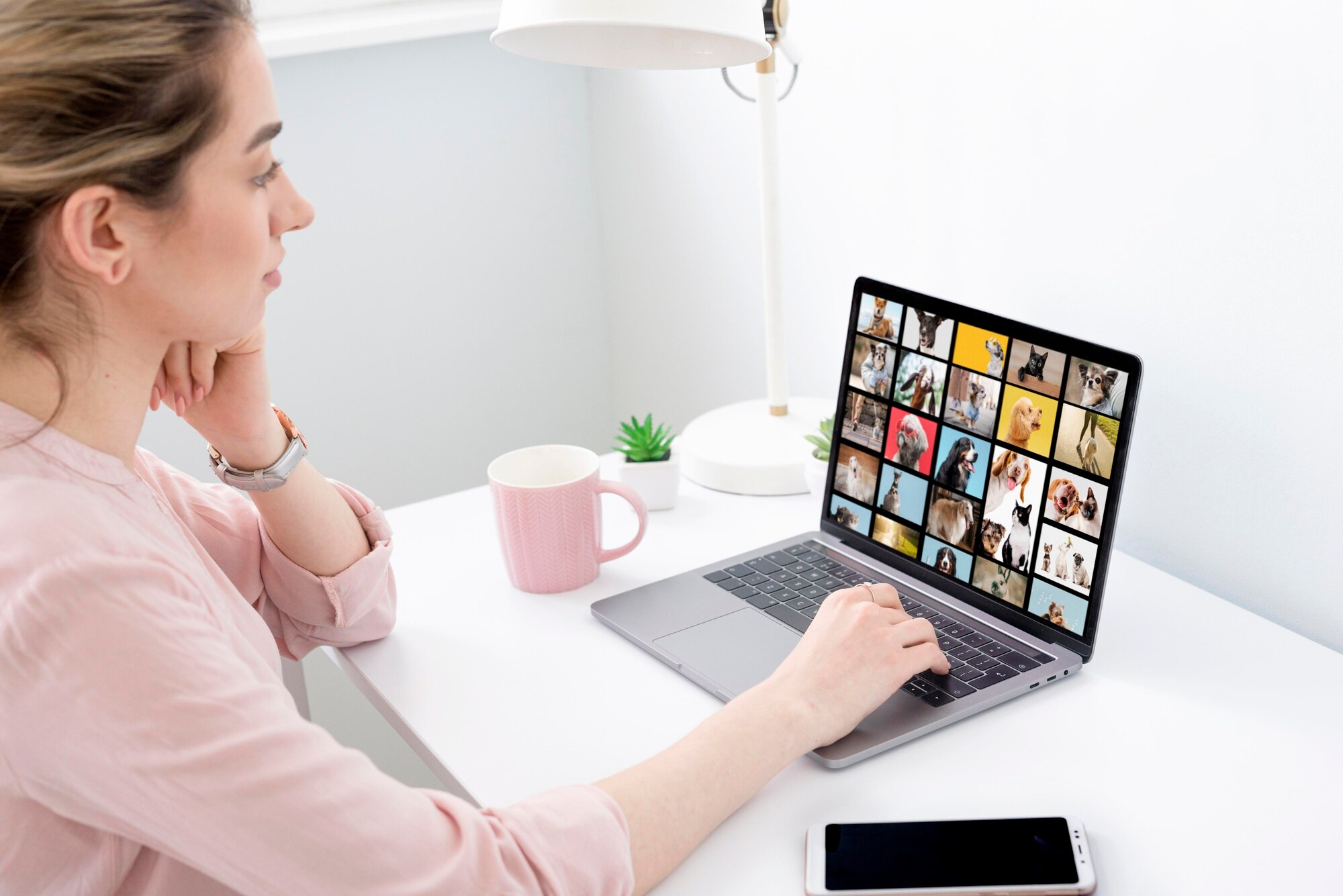 Widok z boku dorosły pracujący na laptopie