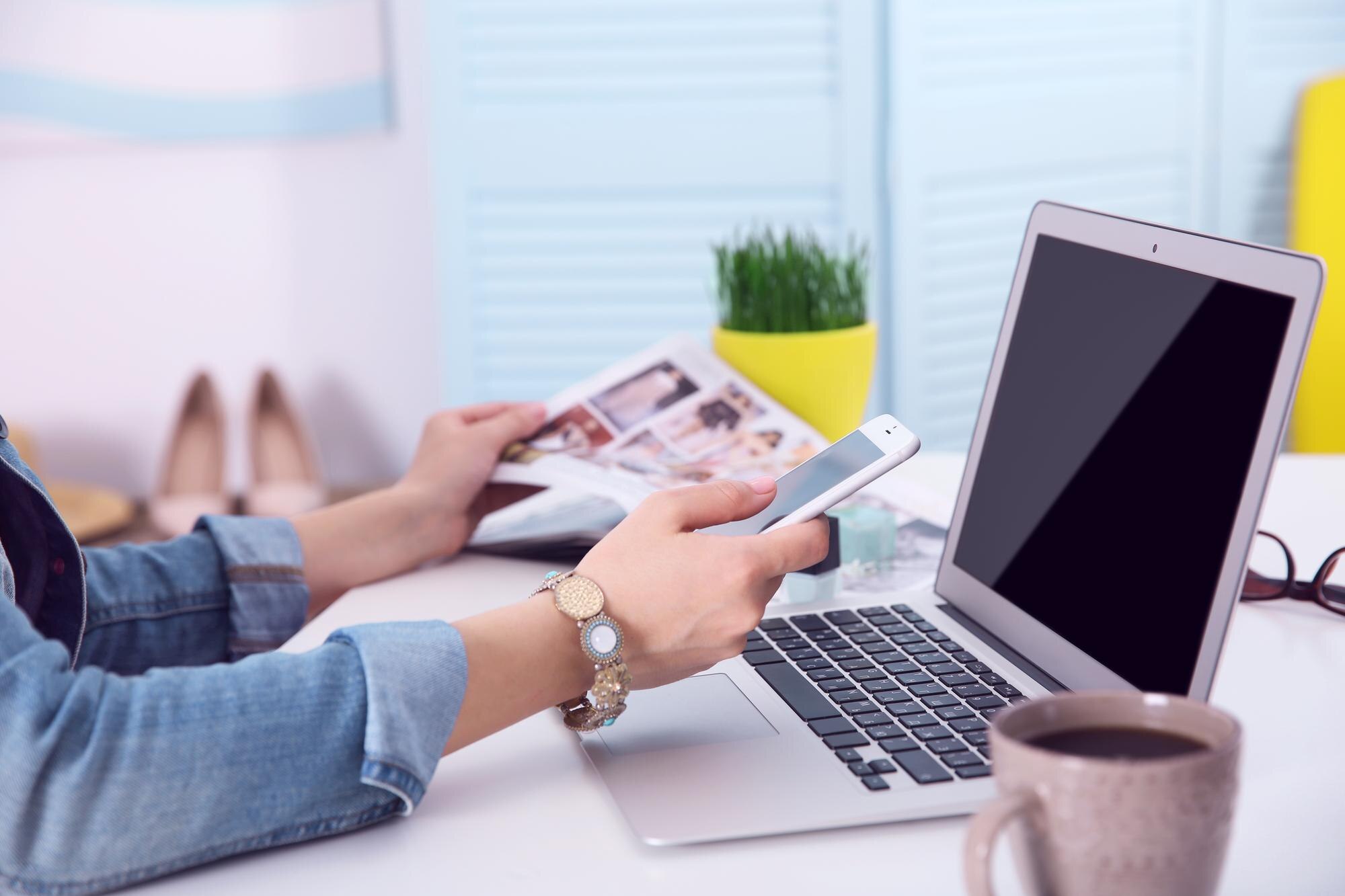 Koncepcja blogowania Kobieta za pomocą telefonu