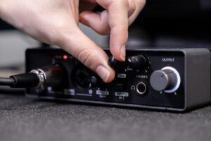 Jak podłączyć subwoofer aktywny do amplitunera?