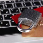 Karty kredytowe i blokada klawiatury z bliska