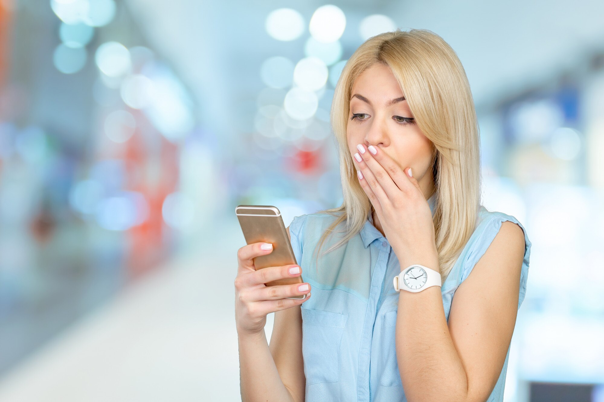 Dorywcza młoda kobieta korzystająca z telefonu komórkowego