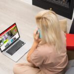 Zamyślona młoda kobieta szuka sprzedaży online