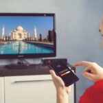 Facet przegląda zdjęcia z telefonu na dużym telewizorze za pośrednictwem transferu informacji Wi-Fi między urządzeniami przez Wi-Fi Transfer danych między urządzeniami