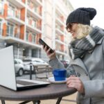 Blogger nauczyciel młoda kobieta w okularach w kawiarni na świeżym powietrzu
