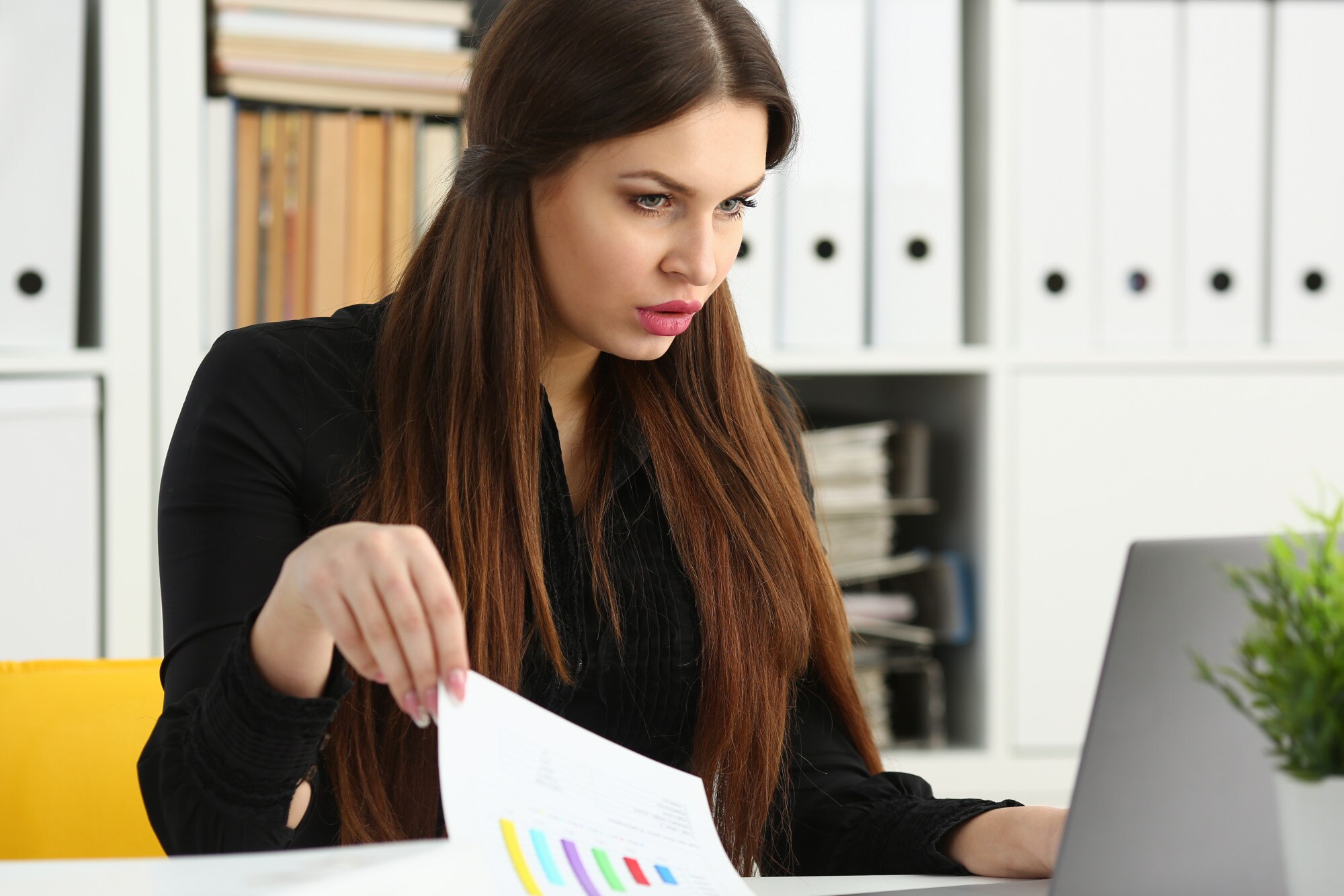Pięknej brunetki bizneswomanu uśmiechnięta praca z laptopem