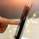 Ręka mężczyzny przegląda kanał w mediach społecznościowych Mężczyzna przewija kanał w sieci społecznościowej Efekt bokeh rozmyte tło Selektywne skupienie