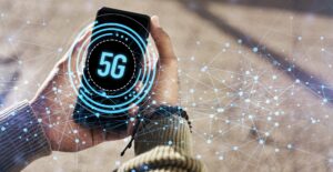 Ręce na ekranie telefonu i hologram sieciowy do komunikacji lub łączności komórkowej na zewnątrz Technologia osobowa i cyfrowa nakładka lub dane aplikacji mobilnej do szybkiego połączenia lub nowej generacji