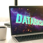 Nowoczesny ekran komputera z globalną koncepcją badań i analiz w bazie danych Renderowanie 3D