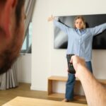 Kobieta nie pozwala mężczyźnie oglądać telewizji.