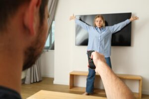 Kobieta nie pozwala mężczyźnie oglądać telewizji.