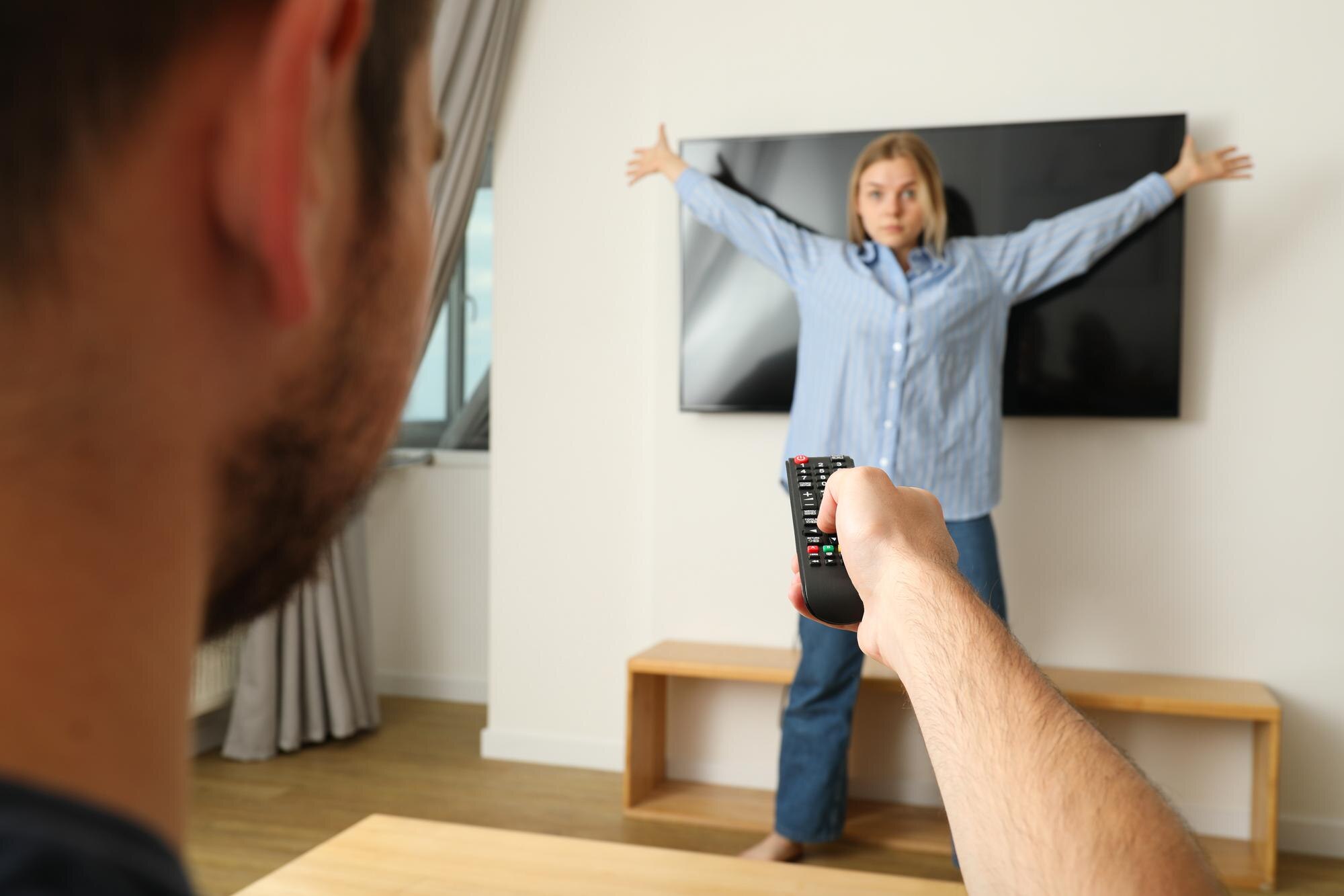 Kobieta nie pozwala mężczyźnie oglądać telewizji.