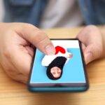Mężczyzna trzymający telefon jak przycisk miłości na swoich mediach społecznościowych przyjaciel zdjęcie nowoczesny styl życia internet online