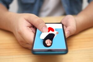 Mężczyzna trzymający telefon jak przycisk miłości na swoich mediach społecznościowych przyjaciel zdjęcie nowoczesny styl życia internet online