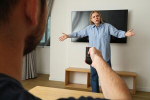Kobieta nie pozwala mężczyźnie oglądać telewizji.