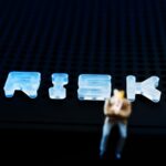 Figurka biznesmena według tekstu ryzyka na stole