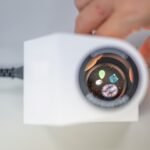 Ekspertiza gemologów w jej laboratorium ustala wartość kamienia szlachetnego w polaryskopie